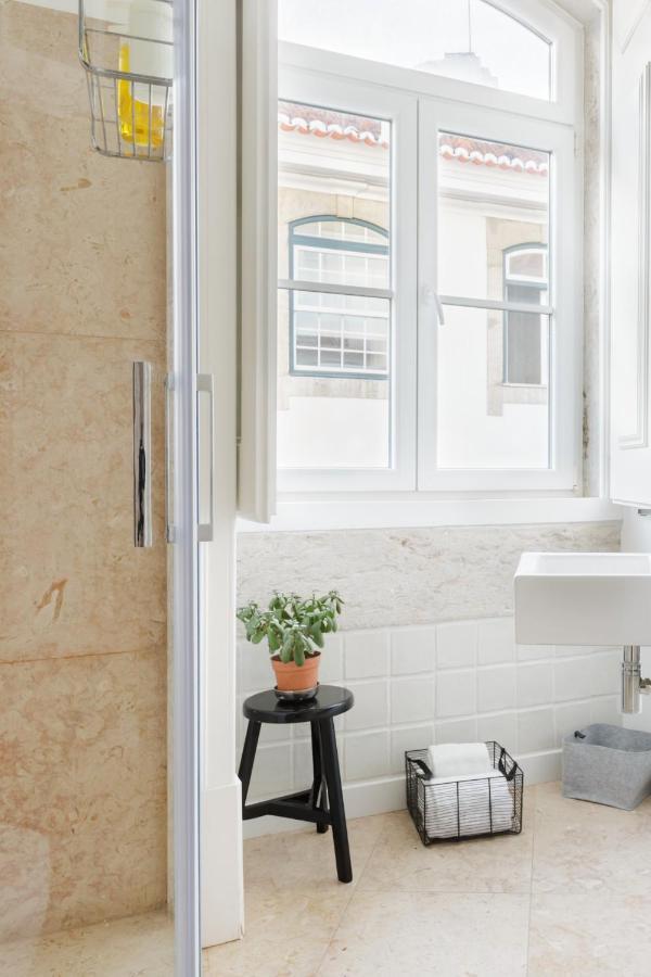 Update Urban Chic Flat In 19Th Century Building 2 Bedrooms & 2 Bathrooms & Ac Central Alfama District Lisboa Eksteriør bilde